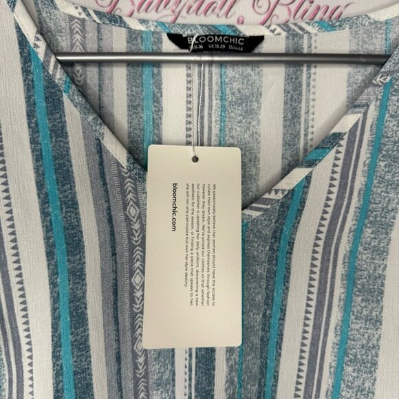 Bloomchic Tshirt top blue white striped v neck light weight style beach 🏖️ vibe - Picture 2 of 8